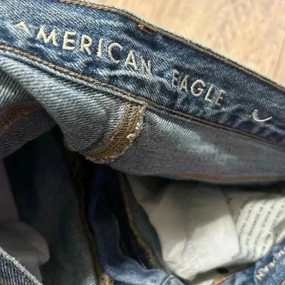 American Eagle Relaxed Mom jeans high rise size 4 regular in EUC - Picture 6 of 7